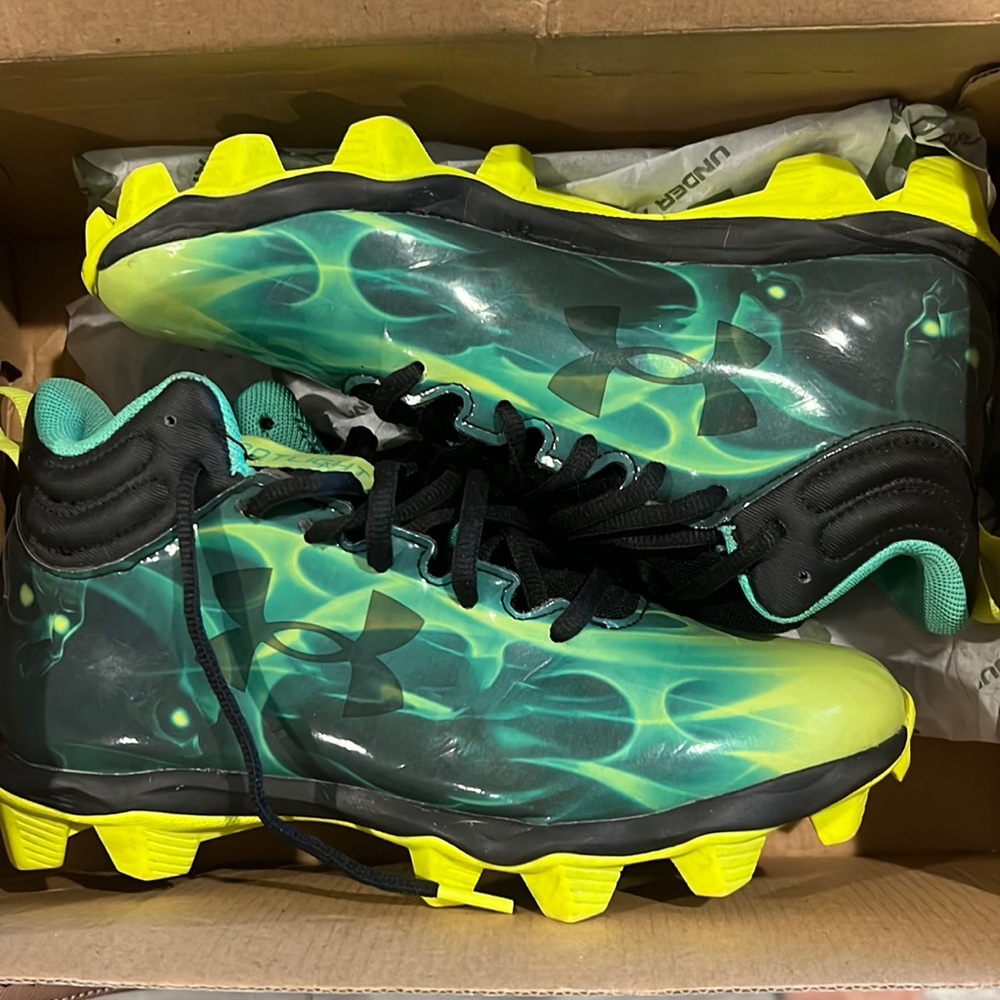 Boys size 5.5 football cleats gently used